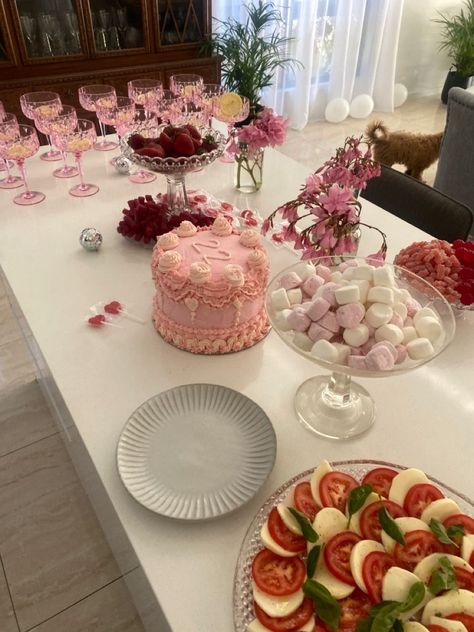 Food For Birthday Party For Teens, Birthday Dinner Set Up Ideas, 17th Birthday Ideas Aesthetic, Birthday Outfit Photoshoot Ideas, B Day Party Ideas, Birthday Party Ideas Pink, Outfit Photoshoot Ideas, Food Birthday Party, Fancy Party Ideas