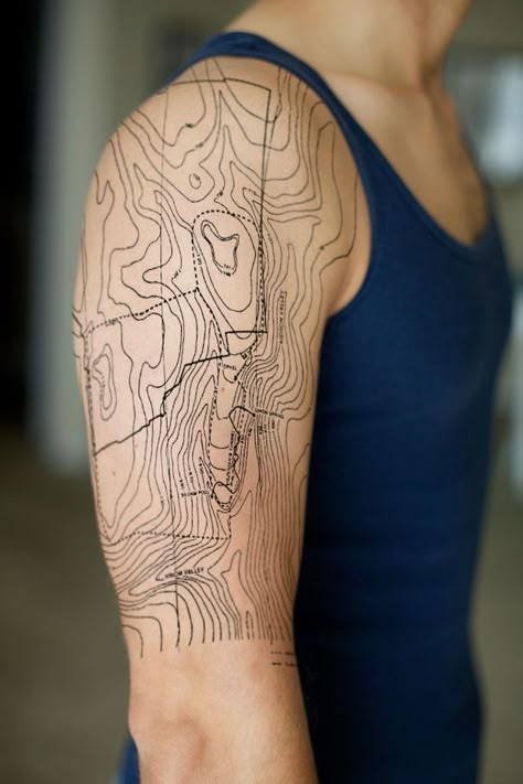 118 Impressive Architecture Tattoo Designs,Jason Abdilla. <a href='https://br.pinterest.com/pin/409123947381929685/'>Via Pinterest</a> Topographic Map Tattoo, Natur Tattoo Arm, Outdoor Tattoo, Cream Tattoo, Map Tattoo, Nature Tattoo Sleeve, Map Tattoos, Tattoo People, Shoulder Tattoos