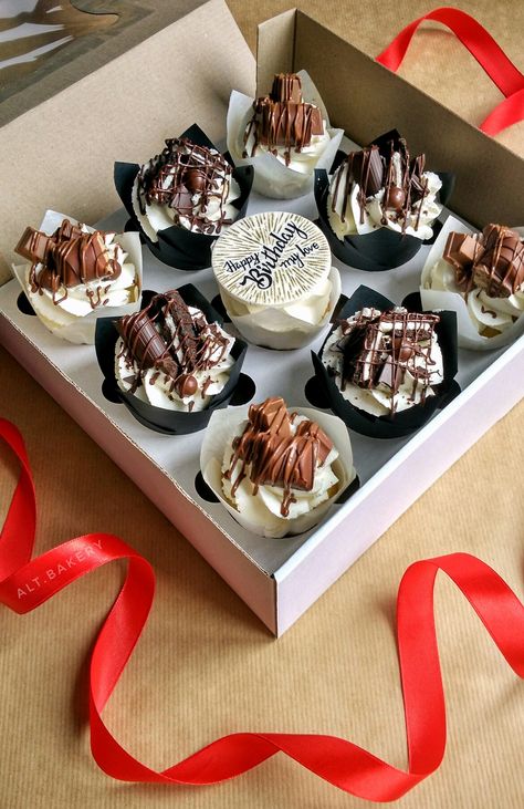 Cute Cupcake Packaging Ideas, Home Cupcake Business, Cupcakes With Chocolate Decorations, Decorating Chocolate Cupcakes, Chocolate Cupcake Designs Ideas, Simple Cupcake Designs Decorating Ideas, Chocolate Cupcake Design, Chocolate Cupcakes Aesthetic, Chocolate Cupcake Decorating Ideas