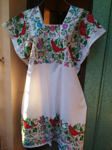 Huipil bordado a punto de cruz artesanal Kutch Work, Mexican Style, Crochet Flowers, Floral Tops, Blouses, Crochet, Floral, Women's Top, Quick Saves