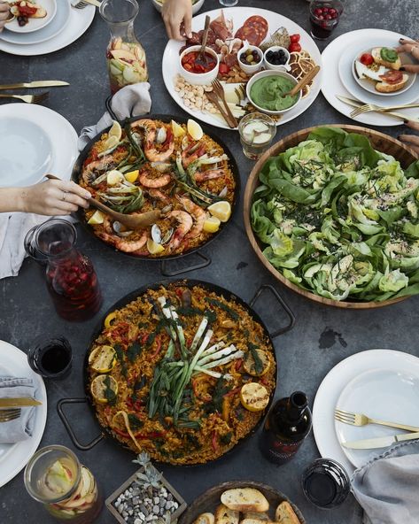 Winter Paella Party (Plus a Dinner Party Menu) - What's Gaby Cooking Dinner Party Buffet, Vegetarian Dinner Party, Birthday Dinner Menu, Paella Party, Spanish Dinner, Tapas Dinner, Dinner Menu Ideas, Winter Dinner Party, Dinner Party Ideas