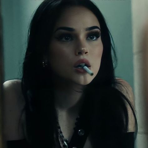 Face Claims Female Black Hair, Black Faceclaims Female, Chaotic Fashion, Actresses With Black Hair, Female Oc, Mattheo Riddle, Maggie Lindemann, Award Ceremony, Dark Feminine Aesthetic