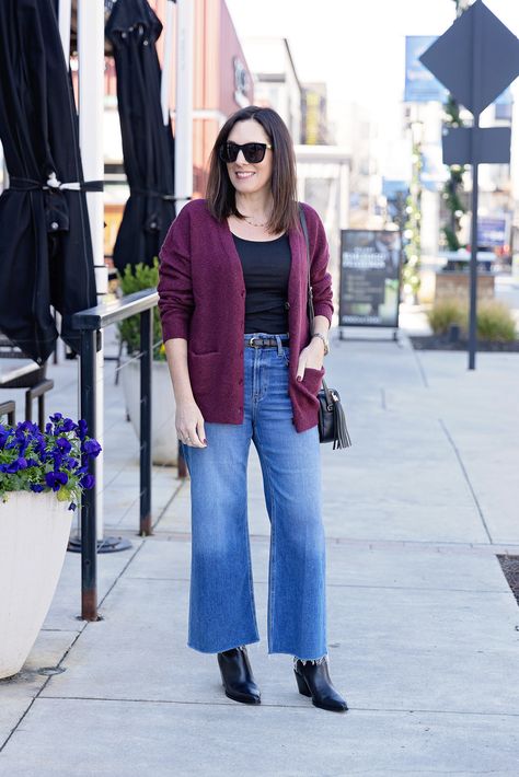 Jeans With Cardigan Outfit, Cardigan Outfit 2024, Burgundy Cardigan Outfit Fall, Trendy Cardigan Outfit, Burgundy Cardigan Outfit, Belt With Jeans, Modern Cardigan, Winter Cardigan Outfit, How To Wear Cardigan