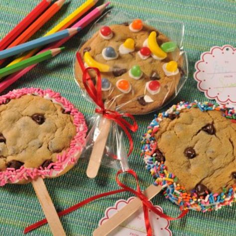 Cookie On A Stick Easy Bake Sale Ideas, Cookie On A Stick, Cake Pops Display, Cookies On A Stick, Bake Sale Desserts, Lemon Bar Cookies, Bake Sale Treats, Bake Sale Packaging, Cake Pop Displays