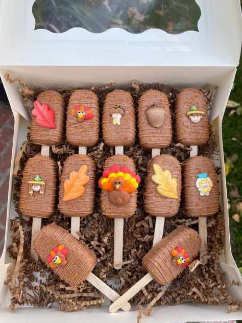 Fall Chocolate Covered Treats, Thanksgiving Cakesicles Ideas, Thanksgiving Cakesicles, Halloween Cakesicles, Fall Theme Cakes, Cake Sickles, Cake Pop Business, Fall Baking Ideas, Cakesicles Ideas