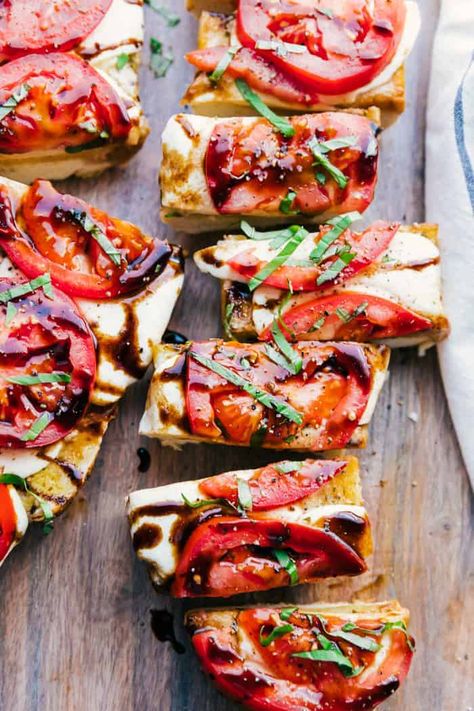 Caprese Garlic Bread Recipe, Caprese Garlic Bread, Baked Caprese, Caprese Appetizer, Best Thanksgiving Appetizers, Caprese Bites, Tomato Mozzarella Basil, Caprese Sandwich, Sliced Tomatoes