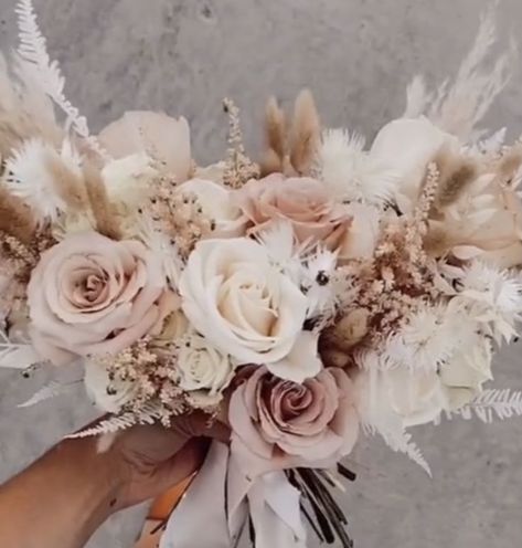 Boho Chic Wedding Flowers, Chic Wedding Flowers, Wedding Flowers Boho, Neutral Wedding Flowers, Wedding Bouquets Bride, Bouquets Wedding, Boho Chic Wedding, Boho Wedding Decorations, Neutral Wedding