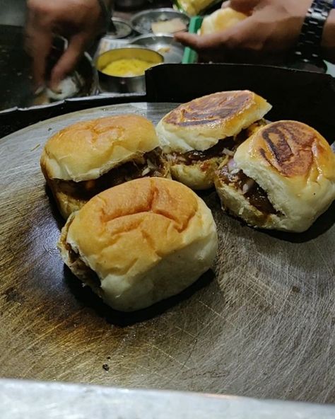 Dabeli, kutchi dabeli or double roti is a popular snack food of India, originating in the Kutch or Kachchh region of Guj... Dabeli Food, Food Of India, Popular Snacks, Eat The Rainbow, Eat Real Food, Eat Local, Eat Right, Eating Well, Hot Dog Buns