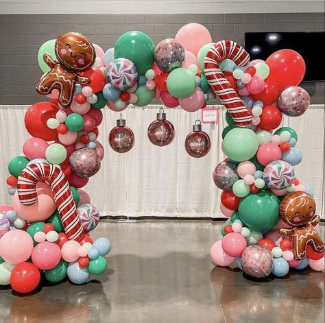 Christmas Bachelorette Party, Christmas Balloon Garland, Day Party Decorations, Candy Balloons, New Year Wedding, Christmas Balloon Decorations, Christmas Decorations Centerpiece, Gingerbread Party, Balloon Garland Diy