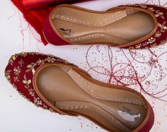 Red flats - Etsy Red Khussa, Pakistani Shoes, Asian Shoes, Women Ballet Flats, Indian Shoes, Fantasy Outfits, Clothing Reference, Bridal Women, Red Flats