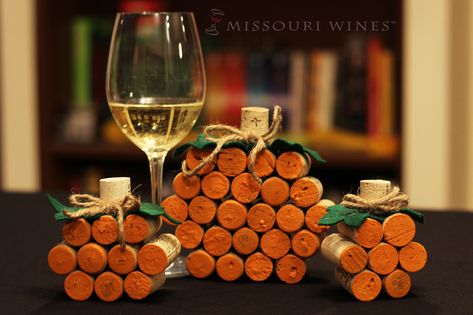 Pumpkin Made Out Of Wine Corks, Pumpkin Cork Craft, Pumpkin Wine Cork Crafts, Wine Cork Ghost, Wine Cork Pumpkins Diy, Cork Halloween Crafts, Wine Cork Pumpkins Fall Crafts, Cork Pumpkins Fall Crafts, Halloween Wine Cork Crafts