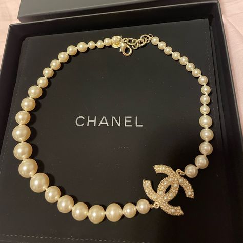 New And Must Have Pieces Of Chanel Chanel Core, Chanel Gifts, Channel Necklace, Rich Gift, Chanel Pieces, Channel Aesthetic, Chanel Items, Channel Jewelry, Chanel Pearl Necklace