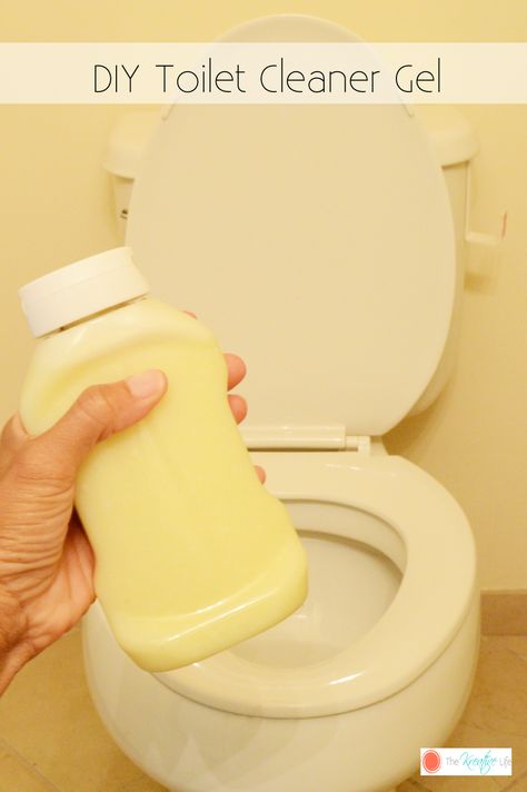 This DIY Toilet Gel will help keep your toilet clean using natural cleaning products. Toilet Cleaner Diy, Diy Toilet Cleaner, Homemade Toilet Bowl Cleaner, Natural Cleaning Products Diy, Diy Household Cleaners, Homemade Cleaning Supplies, Diy Toilet, Diy Cleaning Solution, Cleaner Recipes