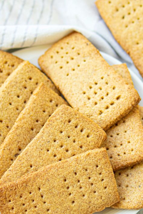 These easy almond flour graham crackers are perfect for making S'mores, or enjoying on their own! Low carb, gluten-free and dairy-free too. Graham Cracker Dough, Fluffy Bread Recipe, Graham Cracker Recipes, Gluten Free Graham Crackers, Homemade Graham Crackers, Gluten Allergy, Bake Bread, Pumpkin Scones, Homemade Pumpkin Puree