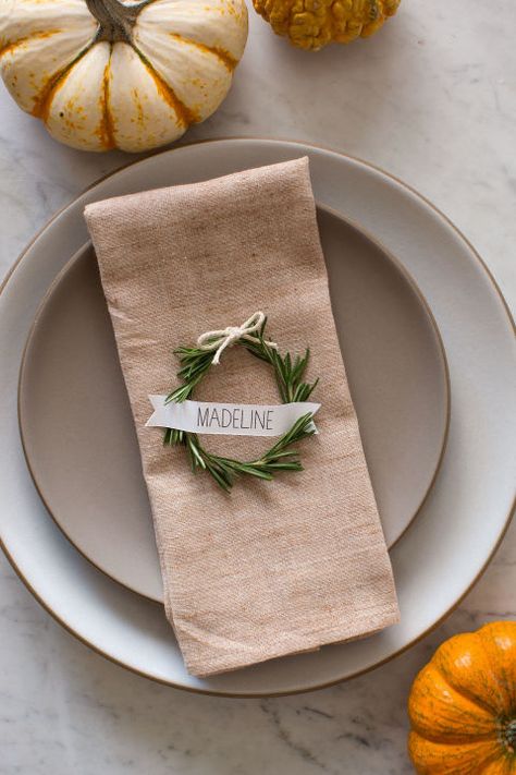 This perfectly circular rosemary wreath will give your Thanksgiving table an elegant touch. Rosemary Wreath, Diy Place Cards, Spoon Fork Bacon, Thanksgiving Place Cards, Diy Thanksgiving, Thanksgiving Table Settings, Easy Thanksgiving, Wrapping Ideas, Thanksgiving Decor