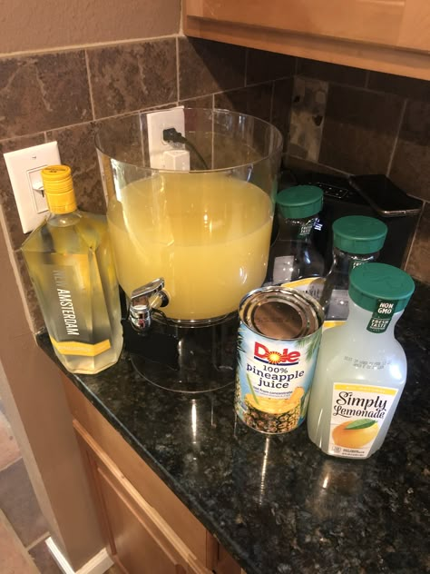 Vodka, SIMPLY lemonade & DOLE pineapple juice. Alcoholic Drinks With Pineapple Juice, Liquor Mixed Drinks, Alcohol Recipes Easy, Alcohol Drinks Recipes, Tiktok Drinks, Pineapple Lemonade Punch, Hennessy Drinks, Bae Birthday, Vacation Drinks