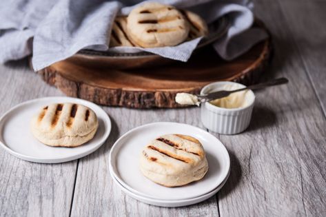 Grilling is a great way to cook biscuits. This easy step-by-step with photos will show you how. Perfect for your next cookout or for tailgatting! Camp Foods, Make Biscuits, How To Make Biscuits, Canned Biscuits, Biscuit Bake, Baking Cakes, English Muffins, Grill Recipes, Camp Cooking