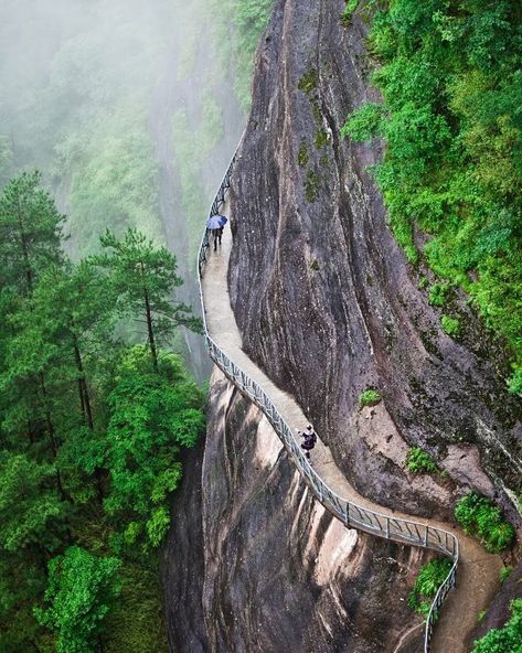 Wanfo Mountain (万佛山), located in Huaihua City of Hunan Province, juts from a sheer cliff-face 600 meters high and spans 40 meters of a 350… Ivory Hills China, Image Nature, Chinese Landscape, Ten Thousand, Beautiful Places Nature, China Travel, Island Resort, Beautiful Places To Visit, Walkway