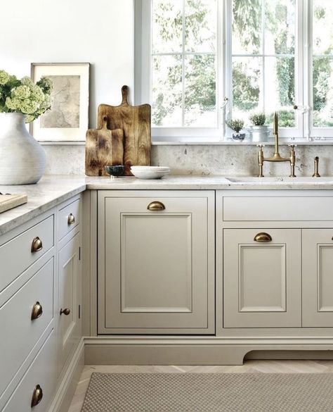 New England Style Kitchen, Neutral Kitchen, Shaker Style Kitchens, Country Kitchen Decor, Kitchen Farmhouse, Kitchen Cabinet Doors, Gorgeous Kitchens, Kitchen Diner, Counter Tops