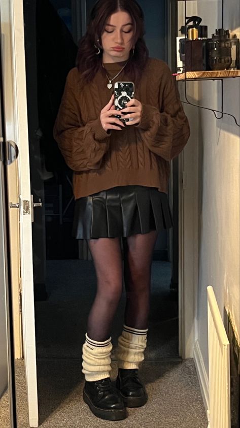 Brown Jumper Outfit, Jumper Skirt Outfit, Outfit Building, Fall Outfit Aesthetic, Brown Jumper, Jumper Outfit, Jumper Skirt, Miniskirt Outfits, Skirt Fits