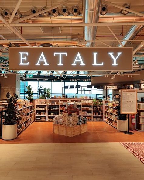 Eataly NYC Flatiron on Instagram: "Our second store at Rome-Fiumicino airport opened its doors few days ago! The new Eataly is located in the Land Side area of the airport to offer a high-quality gastronomic experience: travelers can enjoy Pizza al Padellino and other delicacies or stop for a glass of wine at the bar. Also, discover the full selection of iconic food products that make just the perfect souvenir: from artisanal pasta to sauces, typical sweets and signature chocolate along with the Eataly Nyc, New York Bucket List, Recipe Icon, Coffee Store, Farm Stand, Food Hall, Food Court, Fruit Platter, Food Products