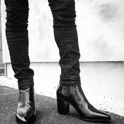 Mens High Heel Boots, Mens Heeled Boots, Chelsea Boots Men Outfit, Boots Men Outfit, Men High Heels, Saint Laurent Boots, Men In Heels, Mens Boots Fashion, Harness Boots