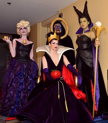 Disney villains- The Mirror !!! Women Disney Villains Costume, The Evil Queen Costume, Superhero And Villian Costumes, Disney Villians Costume Group, Disney Villan Costume, Disney Villain Cosplay, Superhero And Villain Costumes, Work Costumes, Disney Couple Costumes