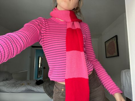 Red and pink striped knitted scarf Red Scarf Outfit, Scarf Aesthetic, Crochet Valentine Patterns, Cozy Accessories, Valentines Patterns, Scarf Outfit, Cozy Scarf, Diy Scarf, Valentines Crochet