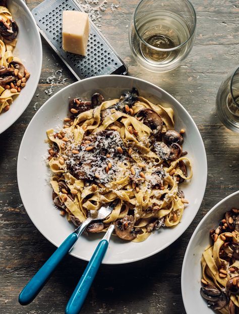 Mushroom Tagliatelle, Homemade Tagliatelle, Tagliatelle Recipe, Creamy Garlic Mushrooms, Rick Stein, Creamy Pasta Dishes, Homemade Ramen, Garlic Mushrooms, Recipe Dinner