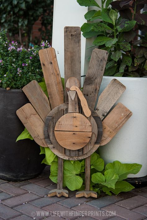 Pallet Turkey, Thanksgiving Wood Crafts, Wooden Turkey, Thanksgiving Decorations Outdoor, Diy Christmas Wreaths Ideas, Fall Wood Crafts, Christmas Wreaths Ideas, Halloween Wood Crafts, Diy Christmas Wreaths