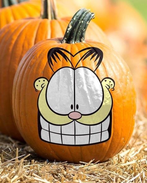 Garfield Painted Pumpkin, Pumpkin Painting Ideas Garfield, Garfield Pumpkin Painting, Garfield Pumpkin, Pumpkin Painting Ideas Halloween, No Carve Pumpkin Decorating Ideas, Cute Painted Pumpkin Ideas, Funny Pumpkin Faces, Pumpkin Designs Painted