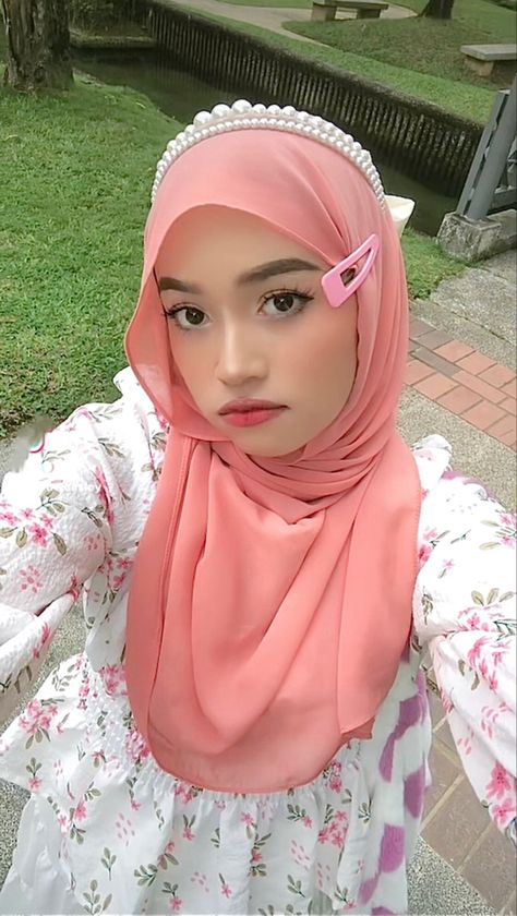 coquette hijabi coquette girl dollette Cute Hijab Accessories, Hijab With Headband, Coquette Hijab Outfit, Bando Hijab, Hijab Bando, Hijabi Coquette, Coquette Hijab, Hijabi Wardrobe, Raya Ootd