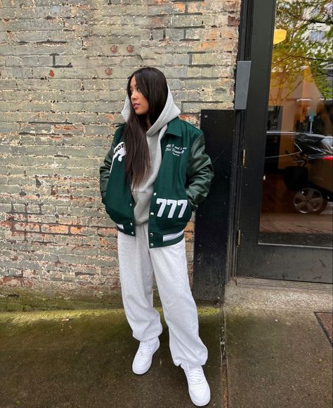 Outfits To Wear With Letterman Jacket, Winter Outfits Varsity Jacket, Varsity Jacket Winter Outfit, Letterman Jacket Outfit Winter, Outfits With Letterman Jackets, Varsity Jacket Outfit Women Street Style, Varsity Jacket Outfit Winter, Letterman Jacket Outfit, Gray Sweatpants Outfit