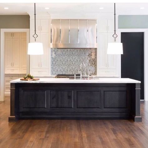 Stained Island, Veranda Interiors, Black Island, Country Style Kitchen, Kitchen Dinning, Modern Barn, Island Design, Kitchen Color, Black Kitchens