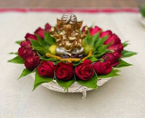 Kanku Pagla Thali Decoration, Small Ganapati Decoration, Kanku Pagla Plate Decoration, Kanku Pagla Tray Decoration, Puja Room Decoration Ideas Diy, Chocolate Plate Decoration, Aarthi Plates Decoration, Ganesh Decoration Ideas, Flower Wall Decor Diy