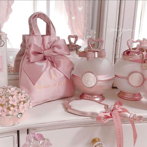 Pink Princess Aesthetic, Cumpleaños Harry Potter, Lizzie Hearts, Soft Pink Theme, Princess Core, Pretty Pink Princess, Pink Life, Fancy Makeup, Pastel Pink Aesthetic