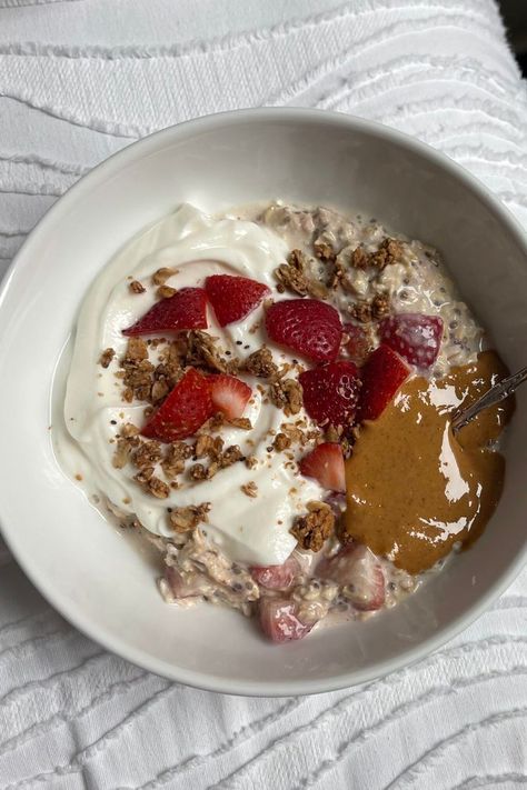 If you're a strawberry fan, this one's for you! This fruity overnight oats recipe is delicious on a crazy morning. With stawberries, vanilla, chia seeds, greek yogurt, and more, this one is delicious! Oats Strawberry, Yogurt Oats, Oats With Yogurt, Vanilla Overnight Oats, Overnight Oats With Yogurt, Strawberry Overnight Oats, Kid Friendly Breakfasts, Healthy Strawberry, Oats Recipe