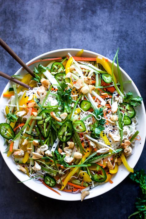 Vietnamese Vegetables, Vietnamese Pickled Vegetables, Easy Dinner Side Dishes, Vietnamese Noodle Salad, Bbq Chicken Wings Recipe, Asian Pasta, Vermicelli Salad, Chopped Salads, Salad Lunch