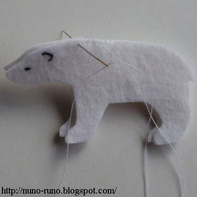 ФЕТРОКЛУБ: Идеи - Фетр - Изделия Felt Polar Bear, Sew Felt, Felt Bear, Felt Christmas Tree Decorations, Polar Bear Ornaments, Bear Felt, Beads Pattern, Christmas Felt, Felt Christmas Decorations