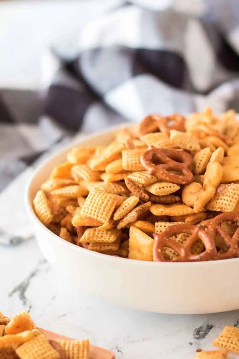 Homemade Cheddar Chex Mix - The Suburban Soapbox Ultimate Chex Mix Recipe, Gluten Free Chex Mix Recipes, Gluten Free Super Bowl Food, Gluten Free Chex, Gluten Free Snacks Recipes, Gluten Free Thanksgiving Recipes, Gluten Free Thanksgiving, Chex Mix Recipes, Iowa Girl Eats