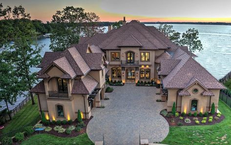 extravagant lake house Lakeside Mansion, Carolina Homes, Rich Home, North Carolina Homes, Lakefront Homes, Waterfront Homes, Exterior House, Super Ideas, Luxury House