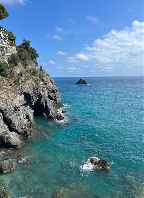 Ocean Cliff Aesthetic, Cliff Background, Cliff Ocean, Preppy Zepeto, Cliff Beach, Cinque Terra, Ocean Cliff, Italy Beaches, Beach Swimming