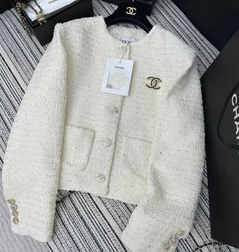 @chanelofficial Chanel Tweed Set, Chanel Tweed Outfit, Chanel Outfits Women, Chanel Winter Outfits, Ysl Clothes, Florida Clothes, Formal Work Attire, Bougie Outfits, Old Money Girl