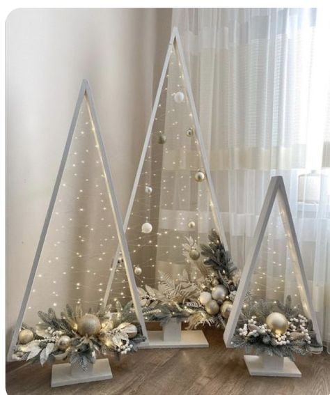 Over Fireplace Decor Ideas, Over Fireplace Decor, Gingerbread Ideas, Rustic Inspiration, Flocked Christmas Trees Decorated, Dekor Diy, Flocked Christmas Trees, White Christmas Trees, Colorful Christmas Tree