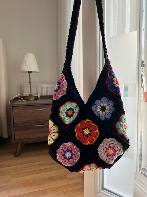 Black Crochet Granny Square, Pink Granny Square Bag, Colorful Crochet Bag, Hawaii Crochet, Granny Square Bags, Hippie Crochet Patterns, Black Crochet Bag, Boho Crochet Bag, Hippie Tote Bag