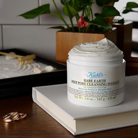 Thanks to its formula containing Amazonian white clay, the Kiehl's Rare Earth Deep Pore Cleansing Masque visibly shrinks the pores and purifies the skin intensely. It also helps to remove dead cells and remove toxins from the skin. With its formula containing aloe vera juice, the mask ensures that the skin does not lose its moisture balance while intensely purifying. Reach out to us to know your Skincare routine/ any skincare issues ✨ Midnight Recovery Concentrate, Skincare Habits, Remove Toxins, Pore Cleansing, Aloe Vera Juice, Best Moisturizer, Herbal Extracts, Facial Cream, Normal Skin