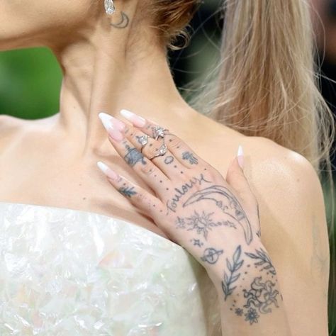 Ariana Grande Nails Ideas, Ariana Grande Tattoos, Ariana Grande Nails, Ariana Grande Cat, Ariana Grande Tattoo, Ariana Grande Singing, Full Tattoo, Ariana Instagram, Hand Tats