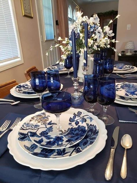 Blue And White Table Setting, Blue And White Plates, Blue Table Settings, Table Settings Everyday, White Table Settings, Crockery Design, Tafel Decor, Party Table Settings, Blue White Decor