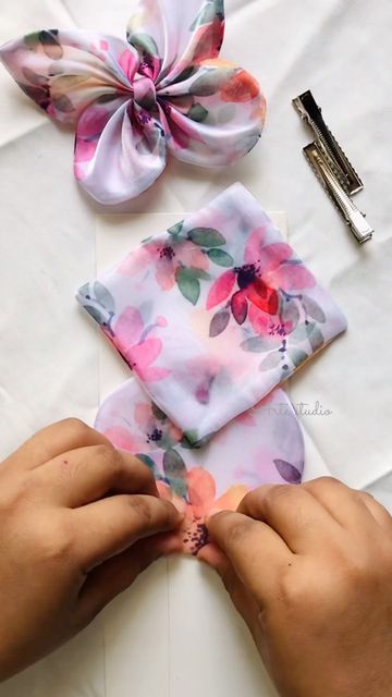 Diy Fabric Butterflies, Diy Sewing Hair Accessories, Fabric Bow Pattern, Bow Headband Diy, Bow Stitching, Bows Pattern, Hair Bows Diy Ribbon, Headband Diy, Diy Hair Scrunchies