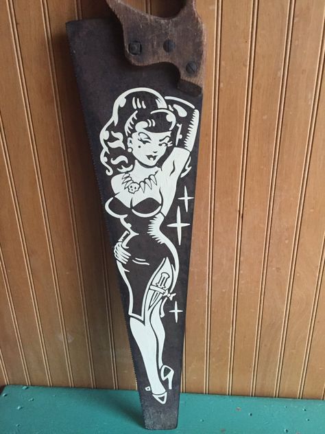 Saw Art Ideas, Hand Saw Art, Garage Art Ideas, Hand Saw Art Ideas, Mancave Art, Sawblade Art, Saw Art, Sign Painting Lettering, Rockabilly Art